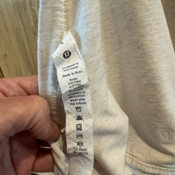 Like new lululemon It’s a tie tee beige size 4 - Picture 9 of 14